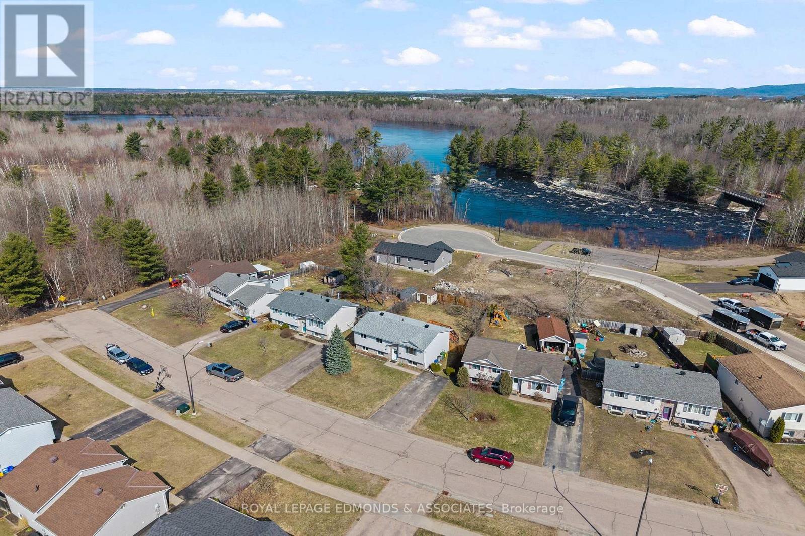 8 Gerald Avenue, Petawawa, Ontario  K8H 2Y3 - Photo 4 - X13036814