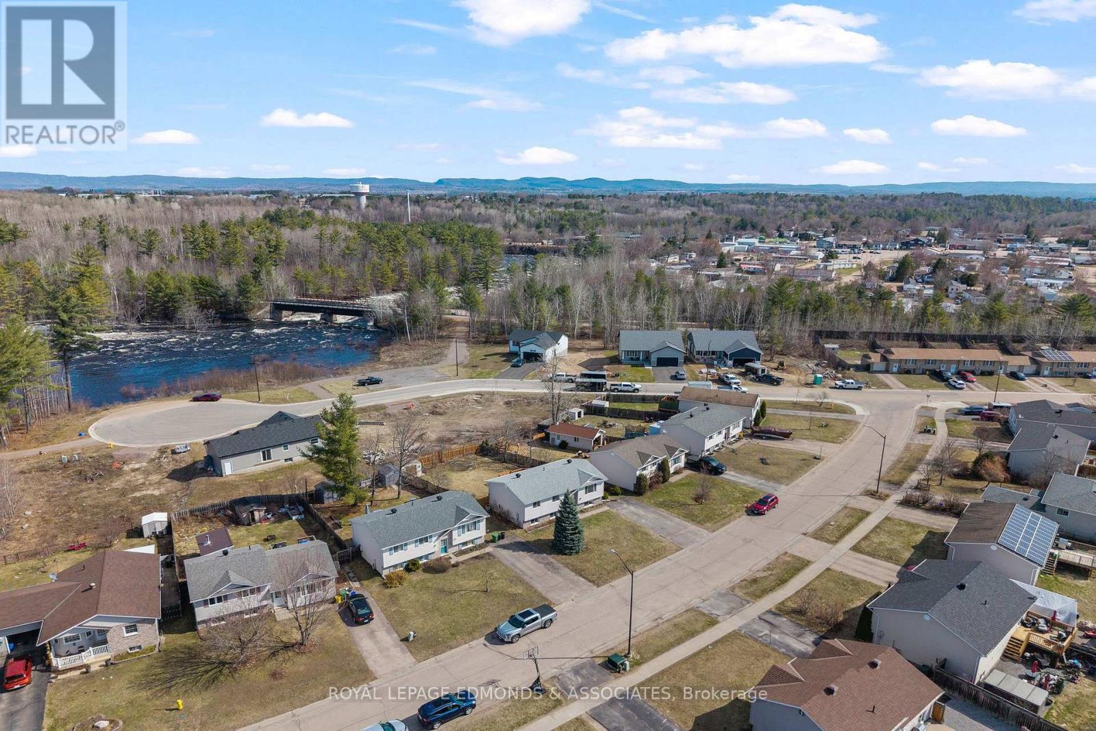 8 Gerald Avenue, Petawawa, Ontario  K8H 2Y3 - Photo 44 - X13036814