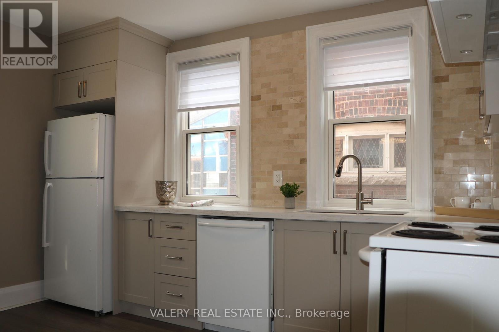 207 Oakwood Avenue, Toronto, Ontario  M6E 2V3 - Photo 11 - C13036786