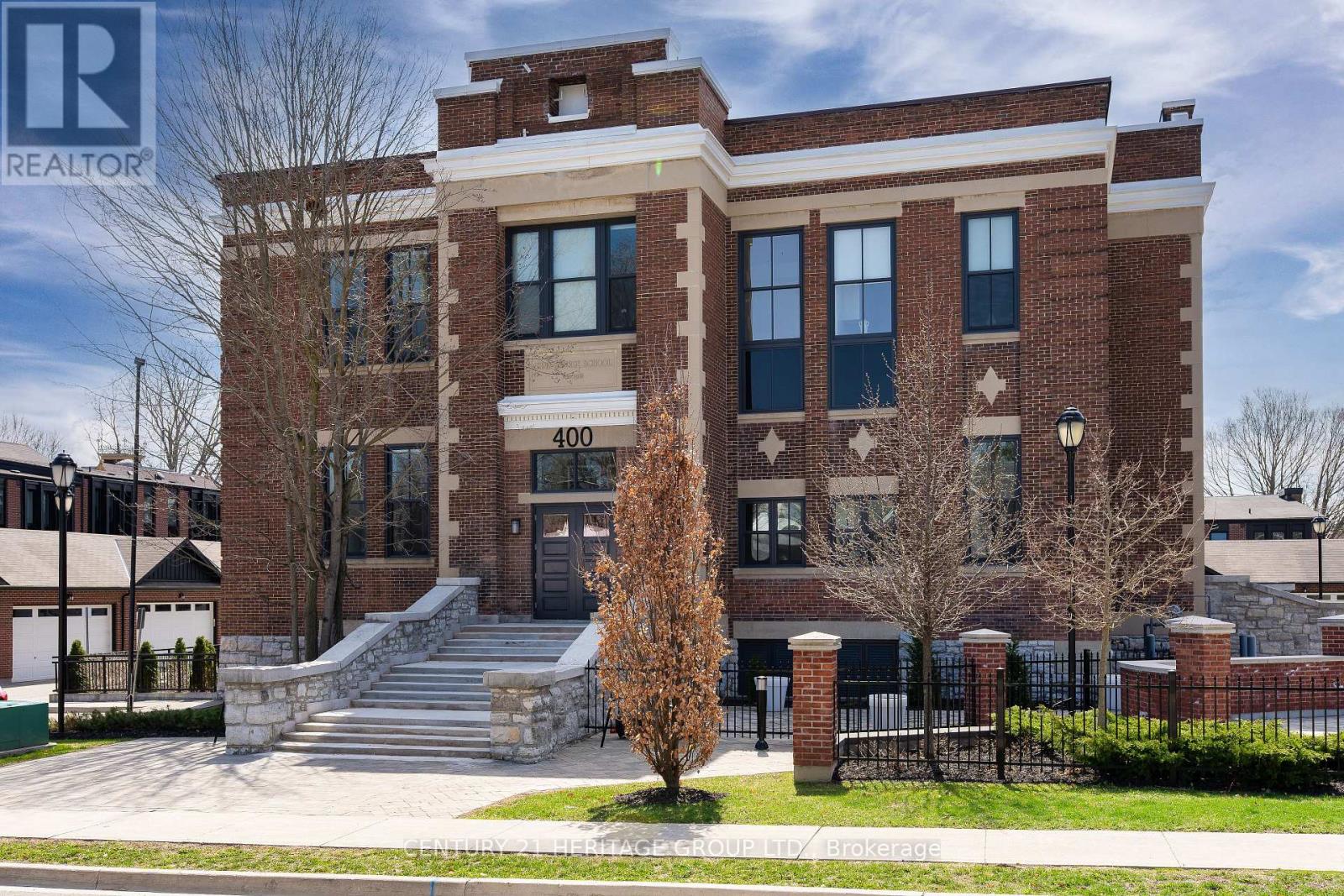 304 - 400 PARK AVENUE, Newmarket, Ontario