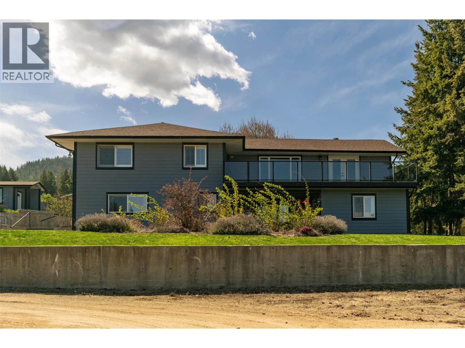 1350 13 Avenue SE, Salmon Arm, British Columbia  V1E 2G7 - Photo 2 - 10377782