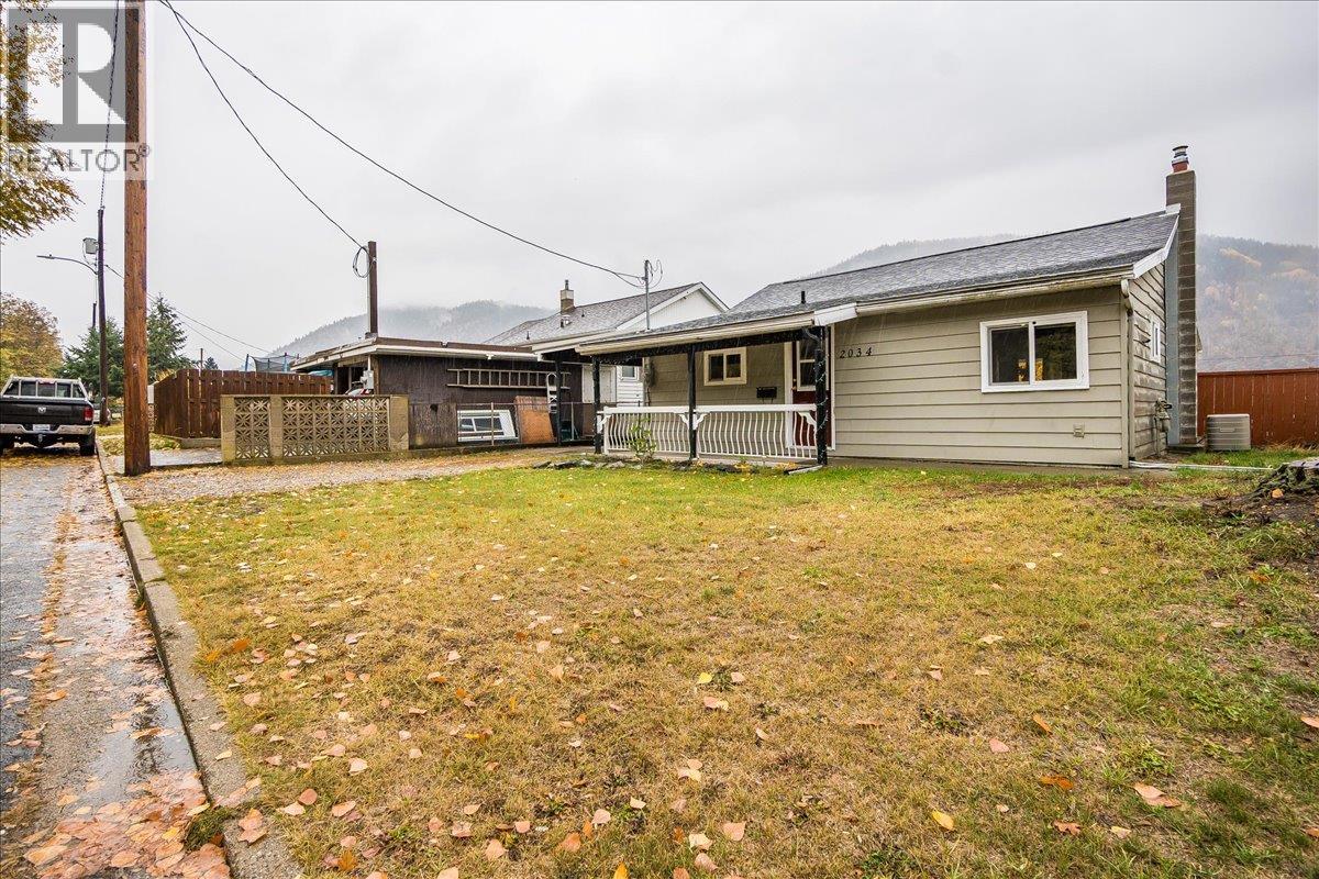 2034 Eighth Avenue, Trail, British Columbia  V1R 3E1 - Photo 3 - 10384499