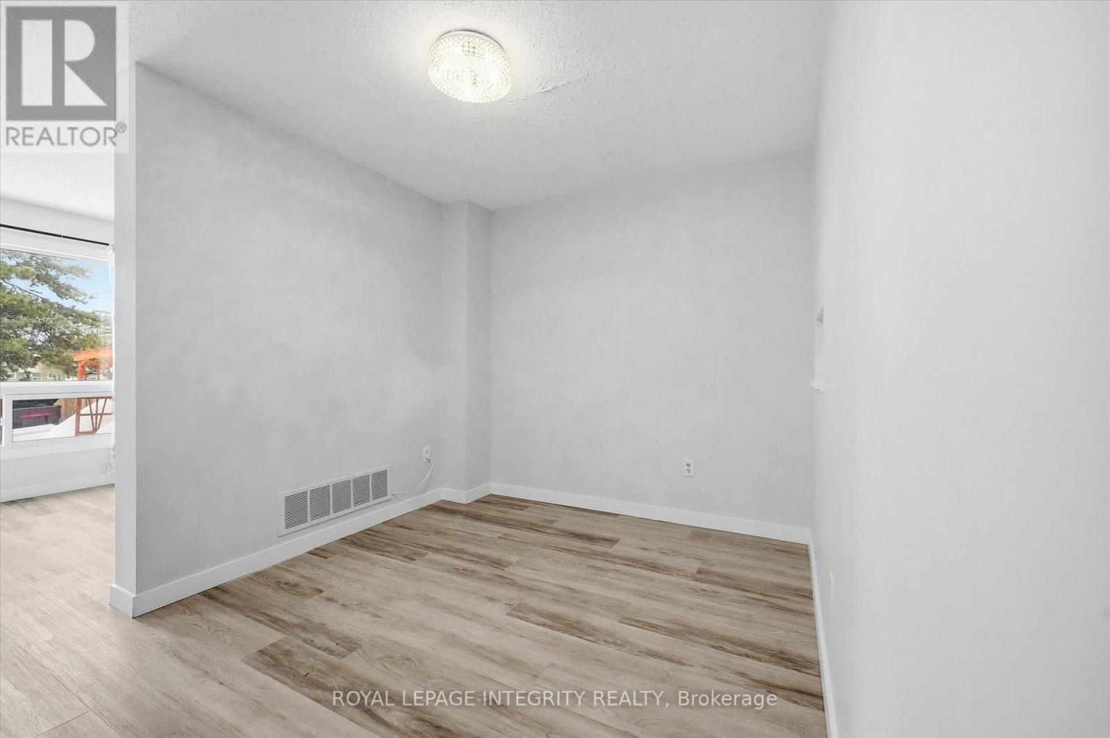 228 Millroad Way, Ottawa, Ontario  K1E 2C9 - Photo 8 - X12975318