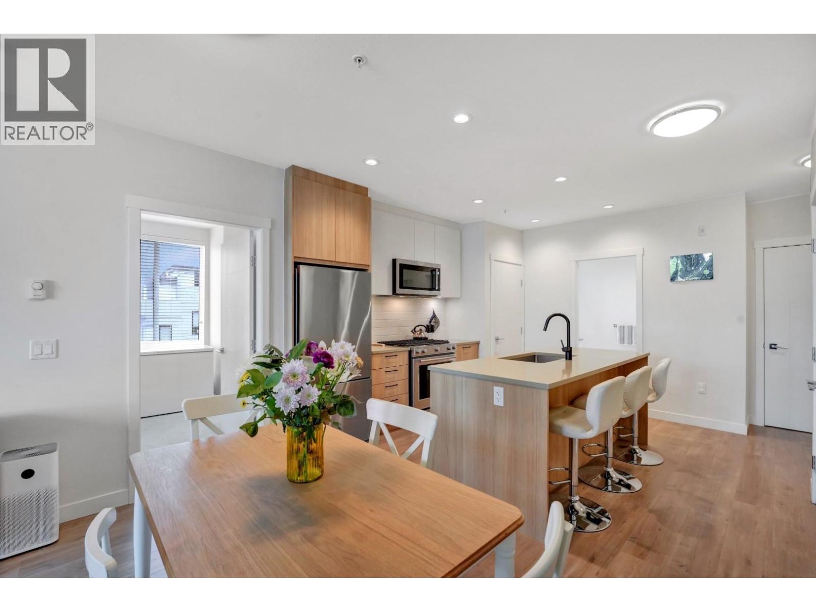 311 707 Como Lake Avenue, Coquitlam, British Columbia  V3J 0J5 - Photo 3 - R3115158