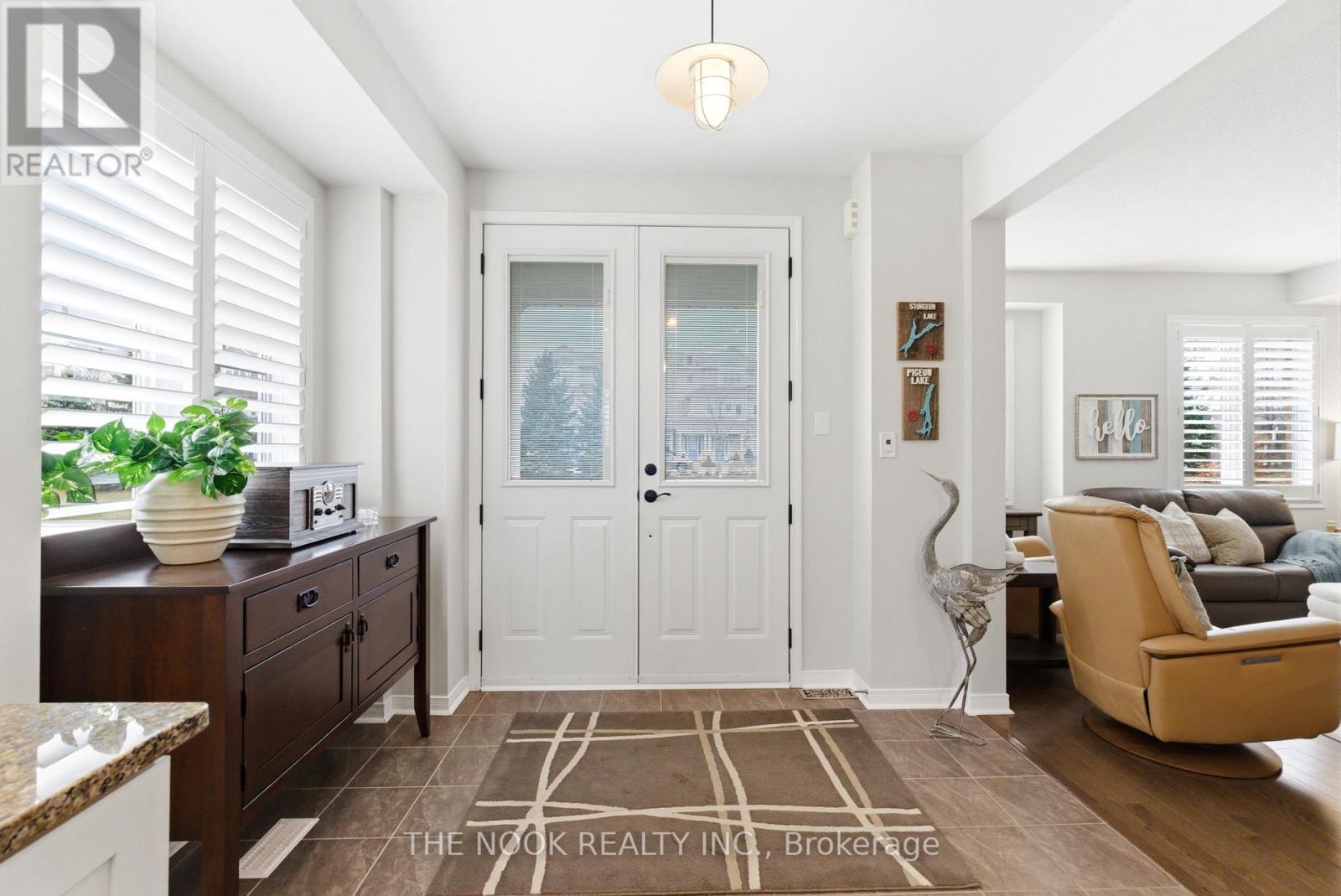 320 Lakebreeze Drive N, Clarington (Newcastle), Ontario  L1B 0A1 - Photo 2 - E13036936