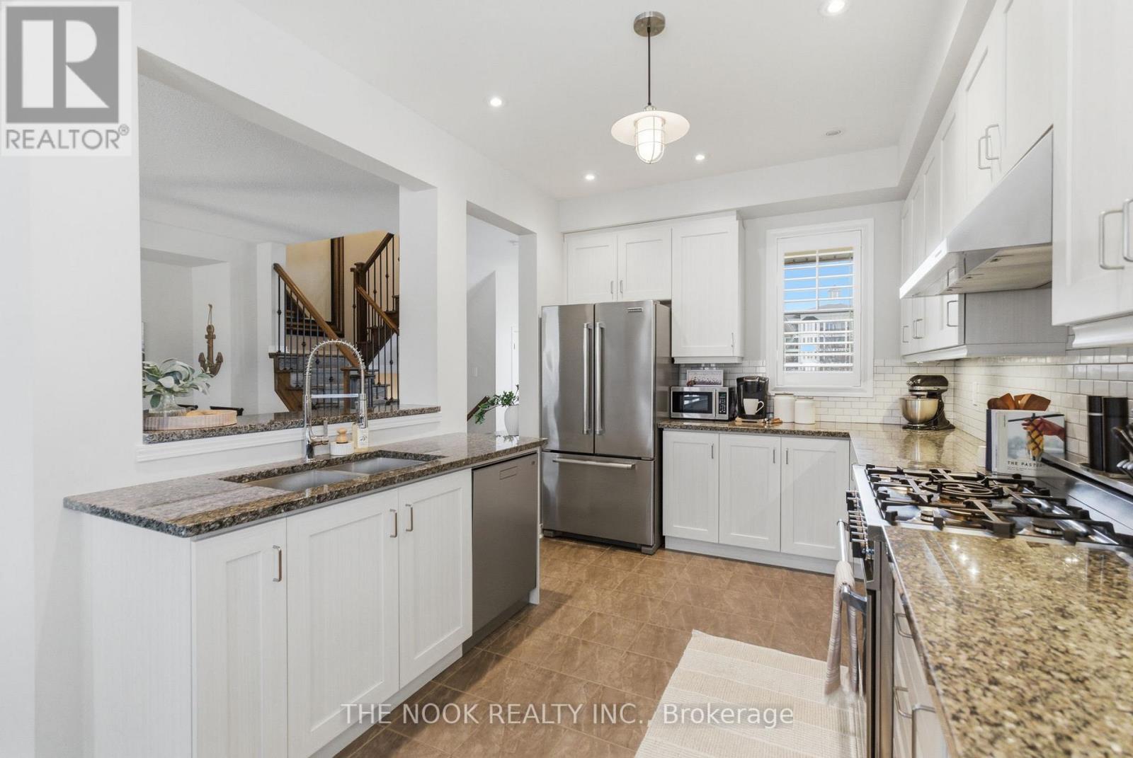 320 Lakebreeze Drive N, Clarington (Newcastle), Ontario  L1B 0A1 - Photo 4 - E13036936