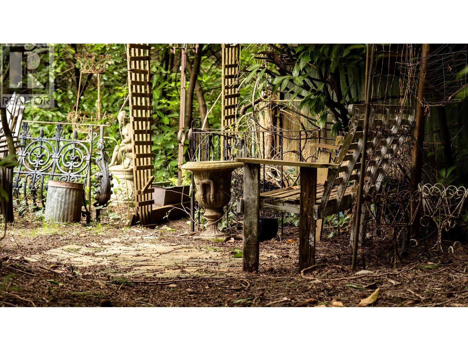 2572 Miles Road, Roberts Creek, British Columbia  V0N 2W4 - Photo 29 - R3115153