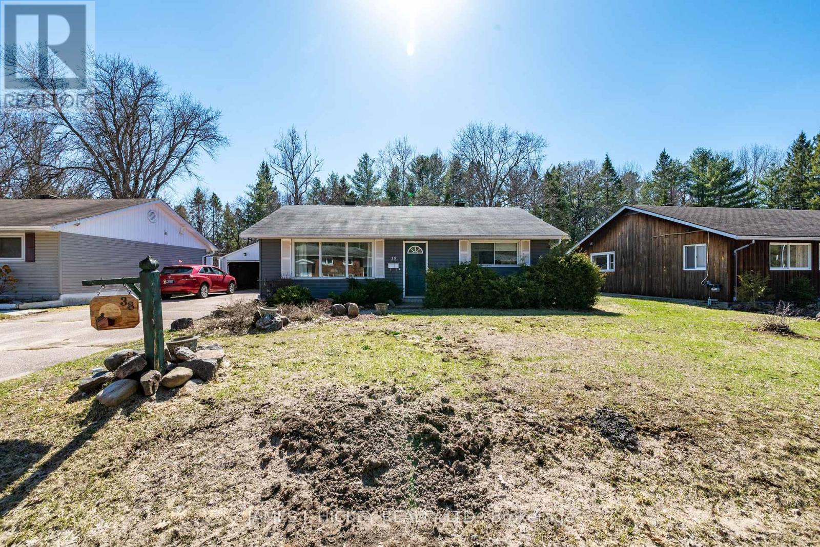 38 BEACH AVENUE, Deep River, Ontario