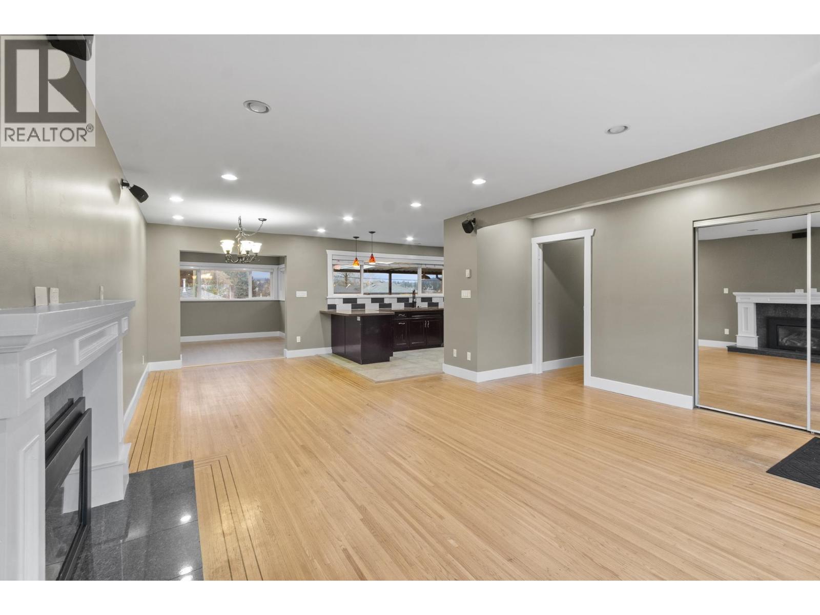 5745 Laurel Street, Burnaby, British Columbia  V5G 1N4 - Photo 4 - R3098974