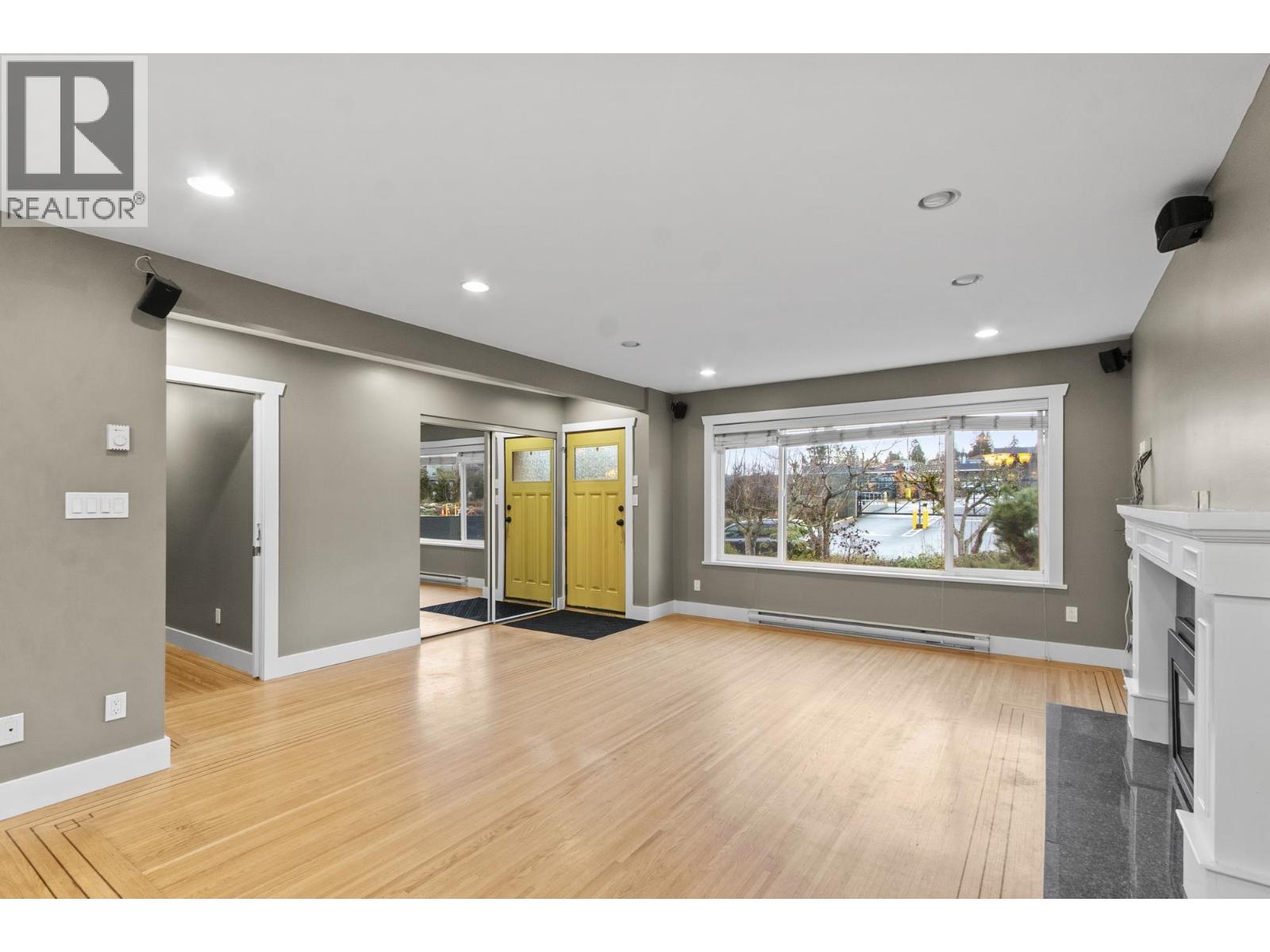 5745 Laurel Street, Burnaby, British Columbia  V5G 1N4 - Photo 2 - R3098974