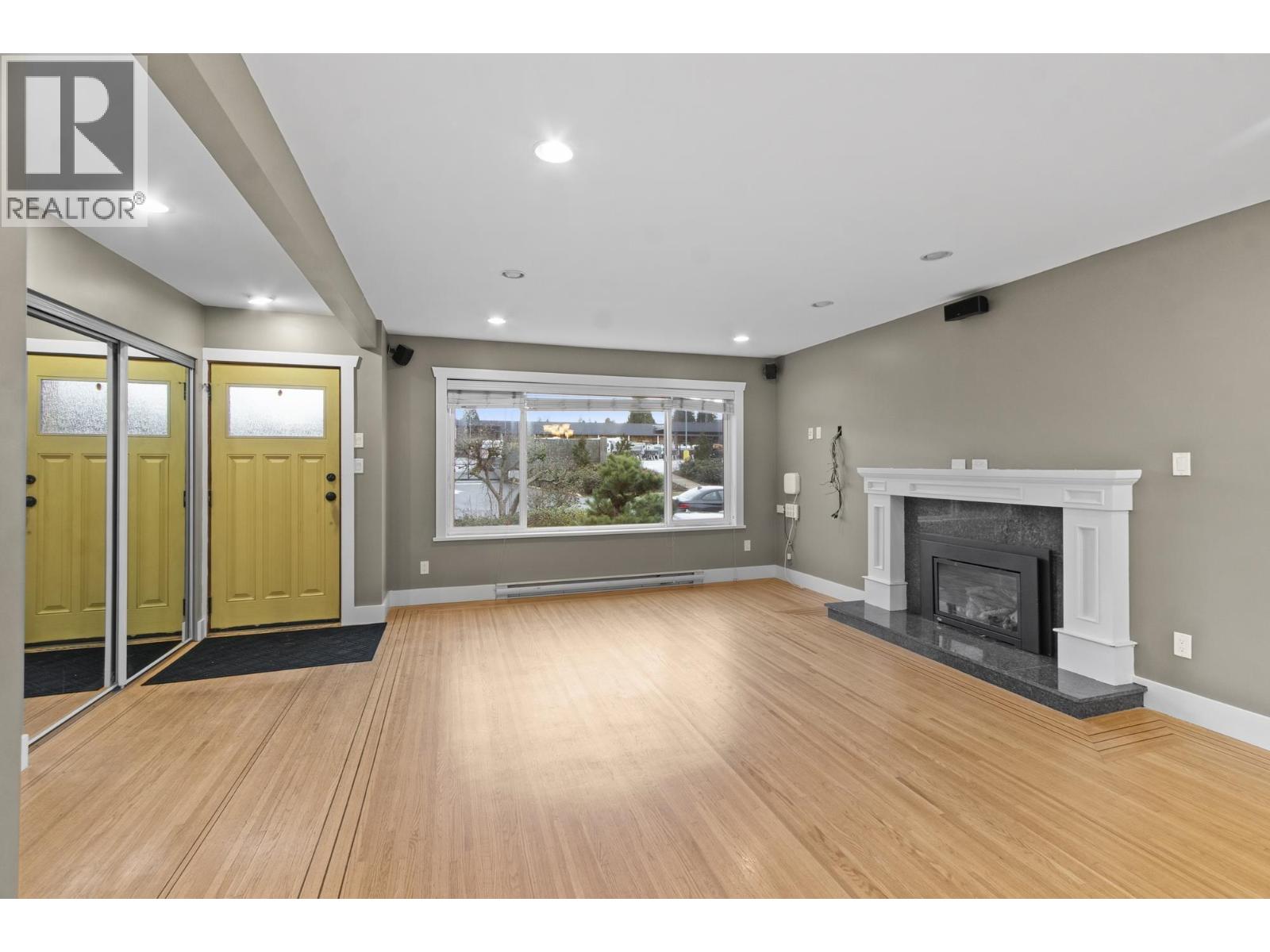 5745 Laurel Street, Burnaby, British Columbia  V5G 1N4 - Photo 3 - R3098974