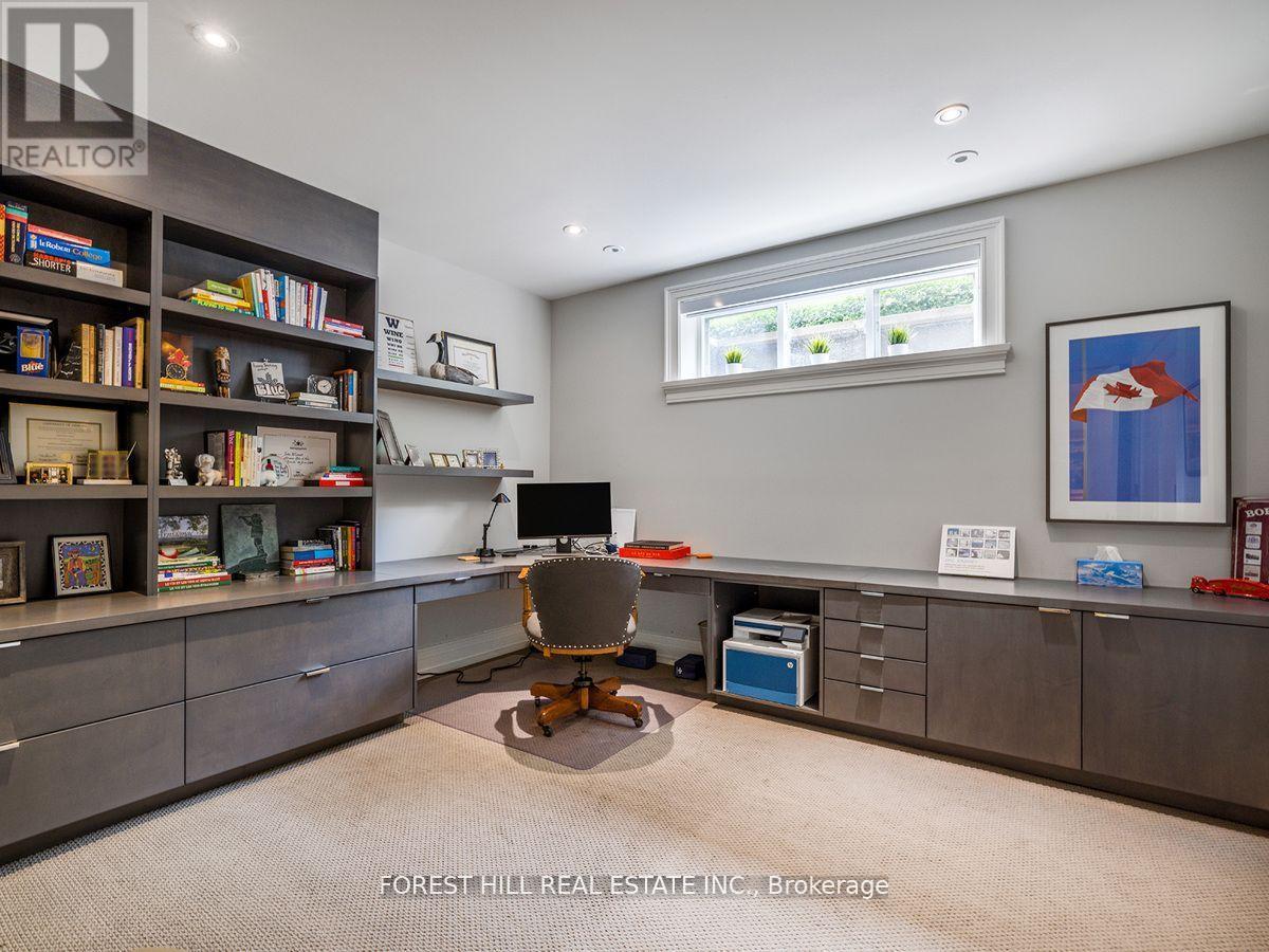 19 VESTA DRIVE Toronto (Forest Hill South), ON M5P 2Z4