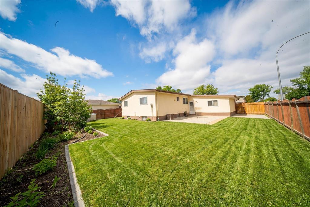 2 Leamen Crescent, Winnipeg, Manitoba  R2P 0N8 - Photo 2 - 202608079