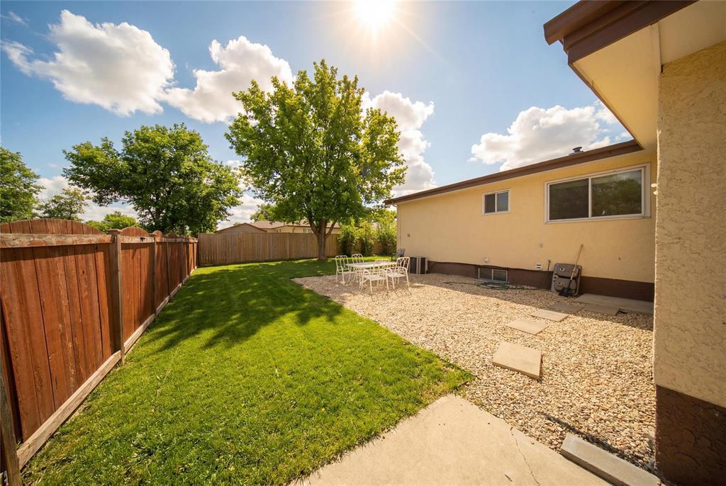 2 Leamen Crescent, Winnipeg, Manitoba  R2P 0N8 - Photo 1 - 202608079
