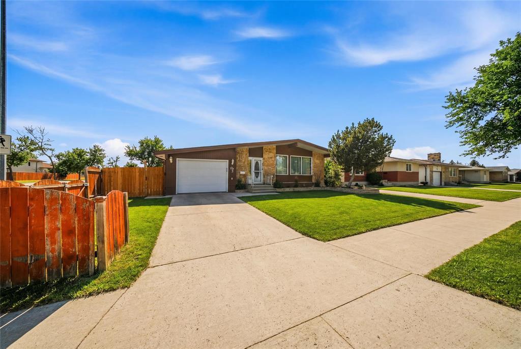 2 Leamen Crescent, Winnipeg, Manitoba  R2P 0N8 - Photo 0 - 202608079