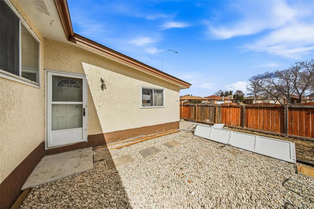 2 Leamen Crescent, Winnipeg, Manitoba  R2P 0N8 - Photo 32 - 202608079