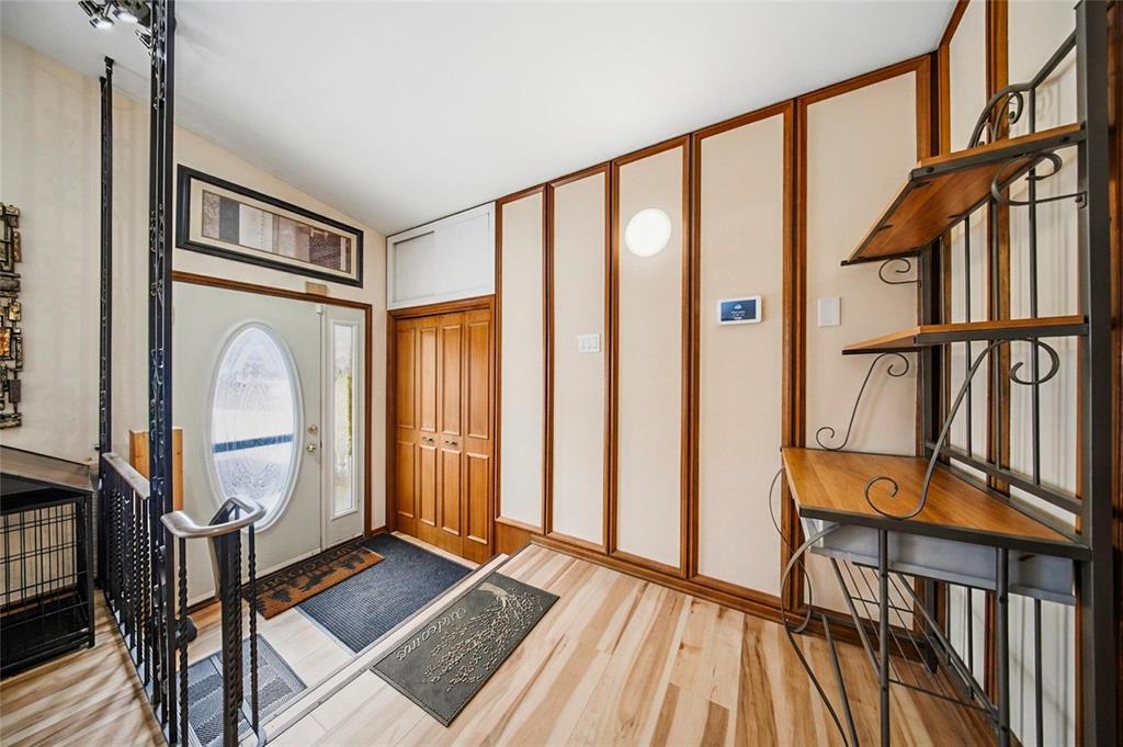 2 Leamen Crescent, Winnipeg, Manitoba  R2P 0N8 - Photo 3 - 202608079