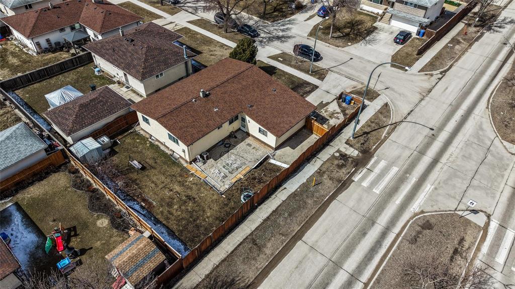 2 Leamen Crescent, Winnipeg, Manitoba  R2P 0N8 - Photo 30 - 202608079