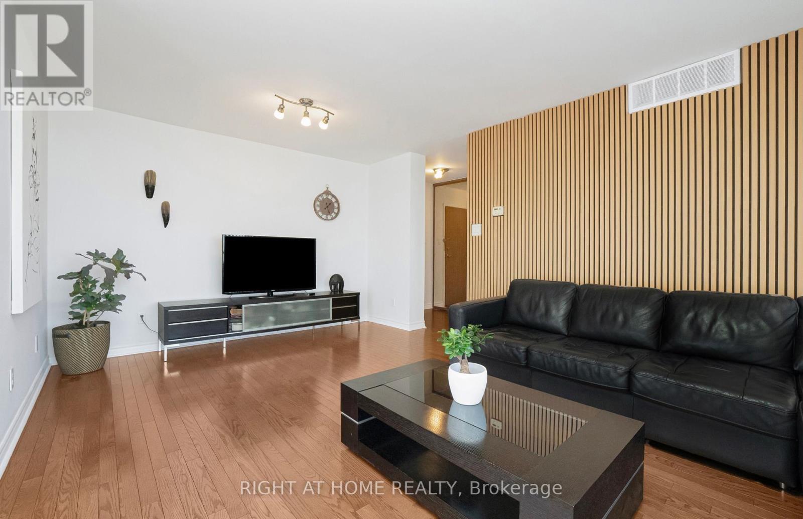 1507 - 1360 Rathburn Road E, Mississauga, Ontario  L4W 4H4 - Photo 10 - W13036910