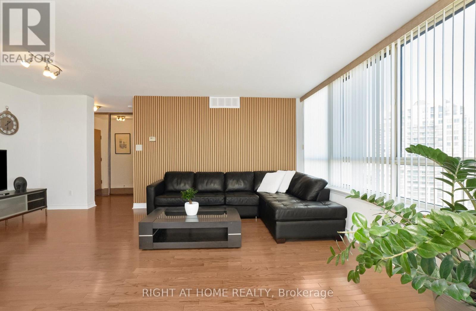 1507 - 1360 Rathburn Road E, Mississauga, Ontario  L4W 4H4 - Photo 11 - W13036910