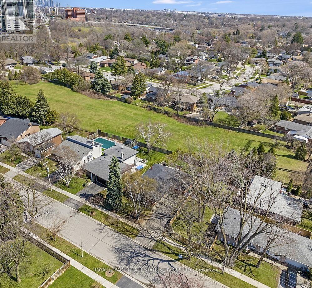 1602 Carletta Drive, Mississauga, Ontario  L4X 1E5 - Photo 4 - W13036926