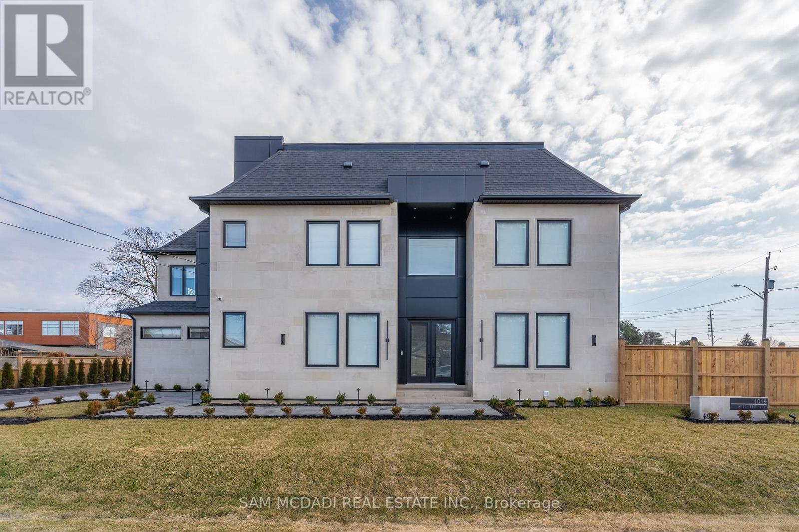 1019 Strathy Avenue, Mississauga, Ontario  L5E 2J5 - Photo 3 - W13036928