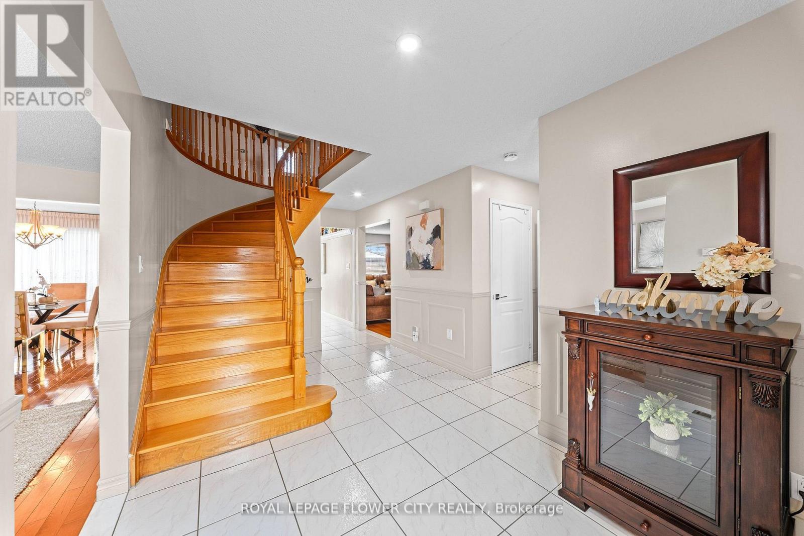 60 Newgreen Crescent, Brampton, Ontario  L6S 4Y5 - Photo 5 - W13036940