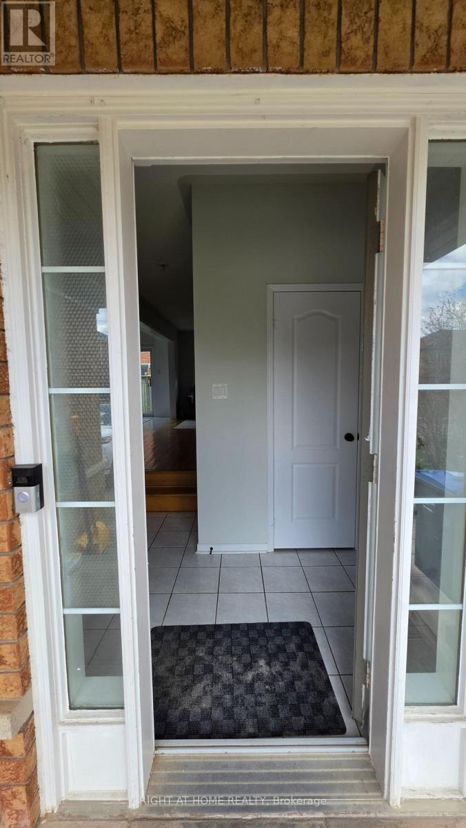 15 Tanglemere Crescent, Brampton, Ontario  L7A 1R7 - Photo 3 - W13036978