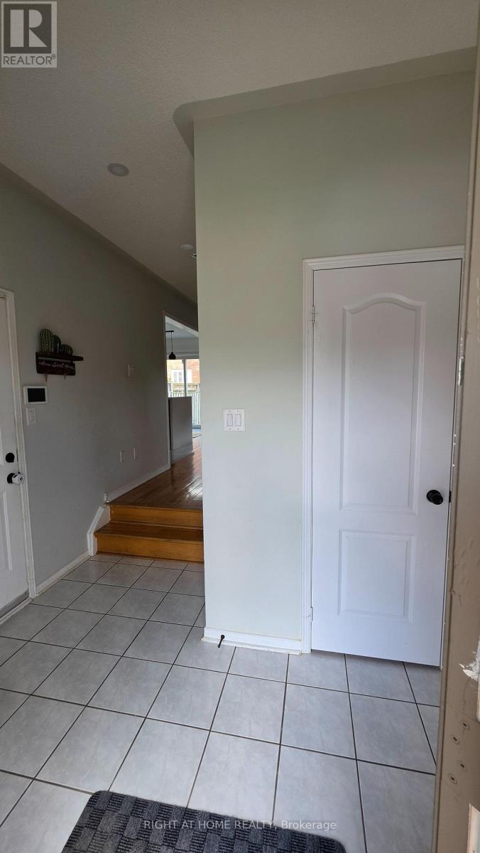 15 Tanglemere Crescent, Brampton, Ontario  L7A 1R7 - Photo 4 - W13036978