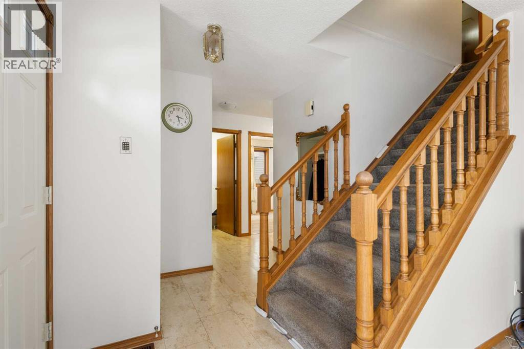 132 Scenic Cove Circle NW, Calgary, Alberta  T3L 1M9 - Photo 4 - A2284377