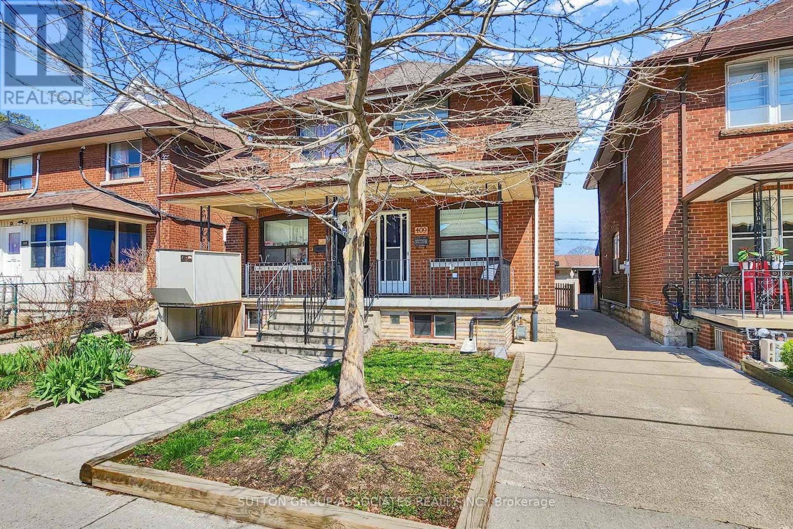<div class="slider-price">$1,090,000</div><p>409 Christie Street, Toronto, Ontario</p>