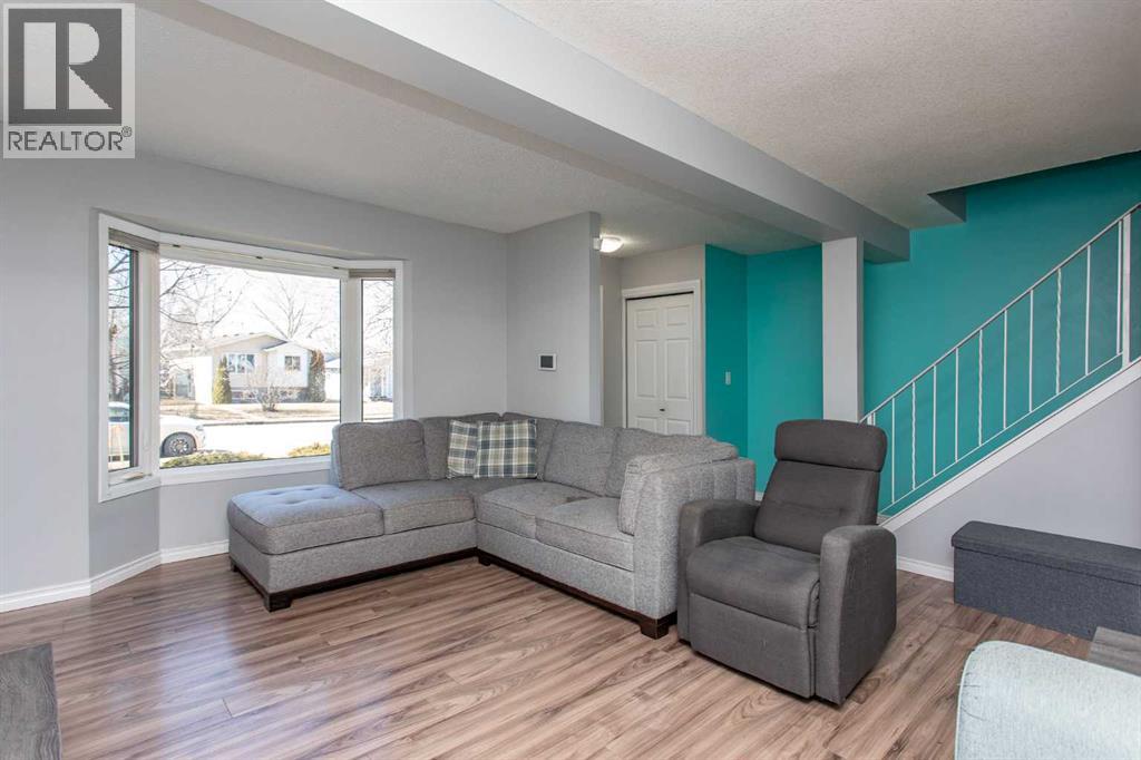 11 Erickson Drive, Red Deer, Alberta  T4R 2A3 - Photo 3 - A2301977