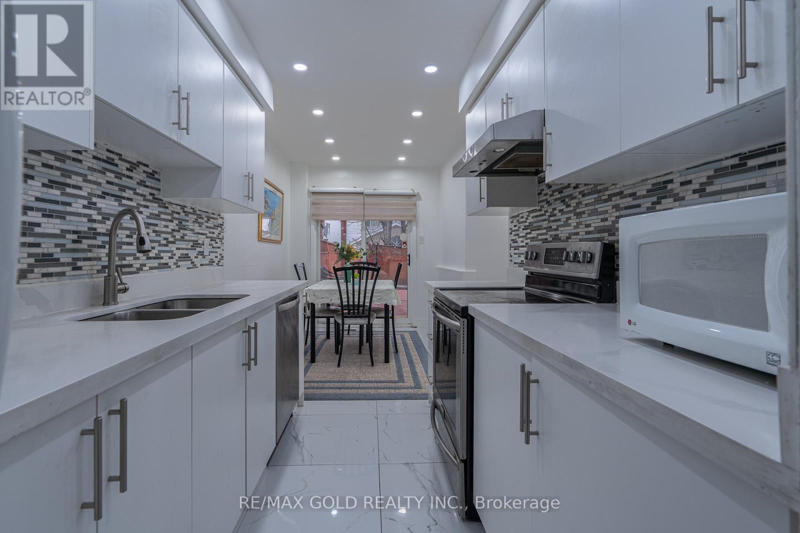 102 Bunchberry Way, Brampton, Ontario  L6R 2E8 - Photo 3 - W13006348