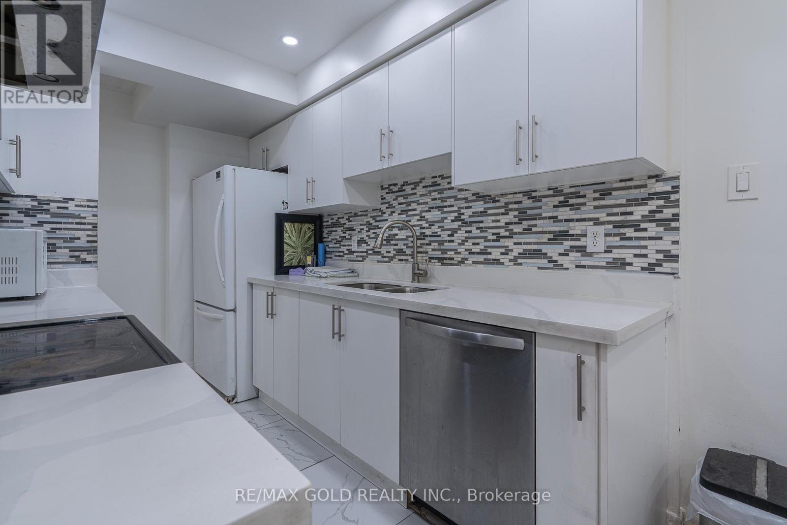 102 Bunchberry Way, Brampton, Ontario  L6R 2E8 - Photo 2 - W13006348