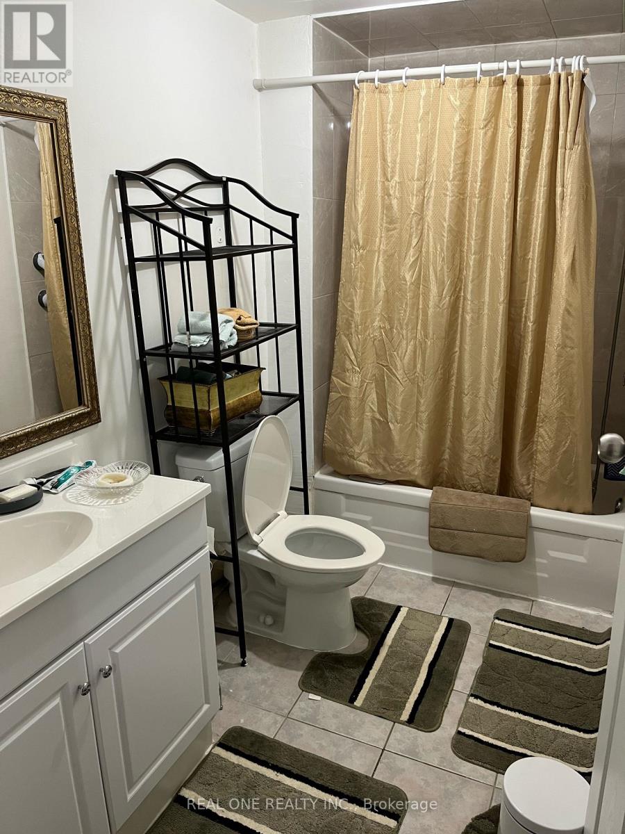 3622 Molly Avenue, Mississauga, Ontario  L5A 3M5 - Photo 3 - W13037132