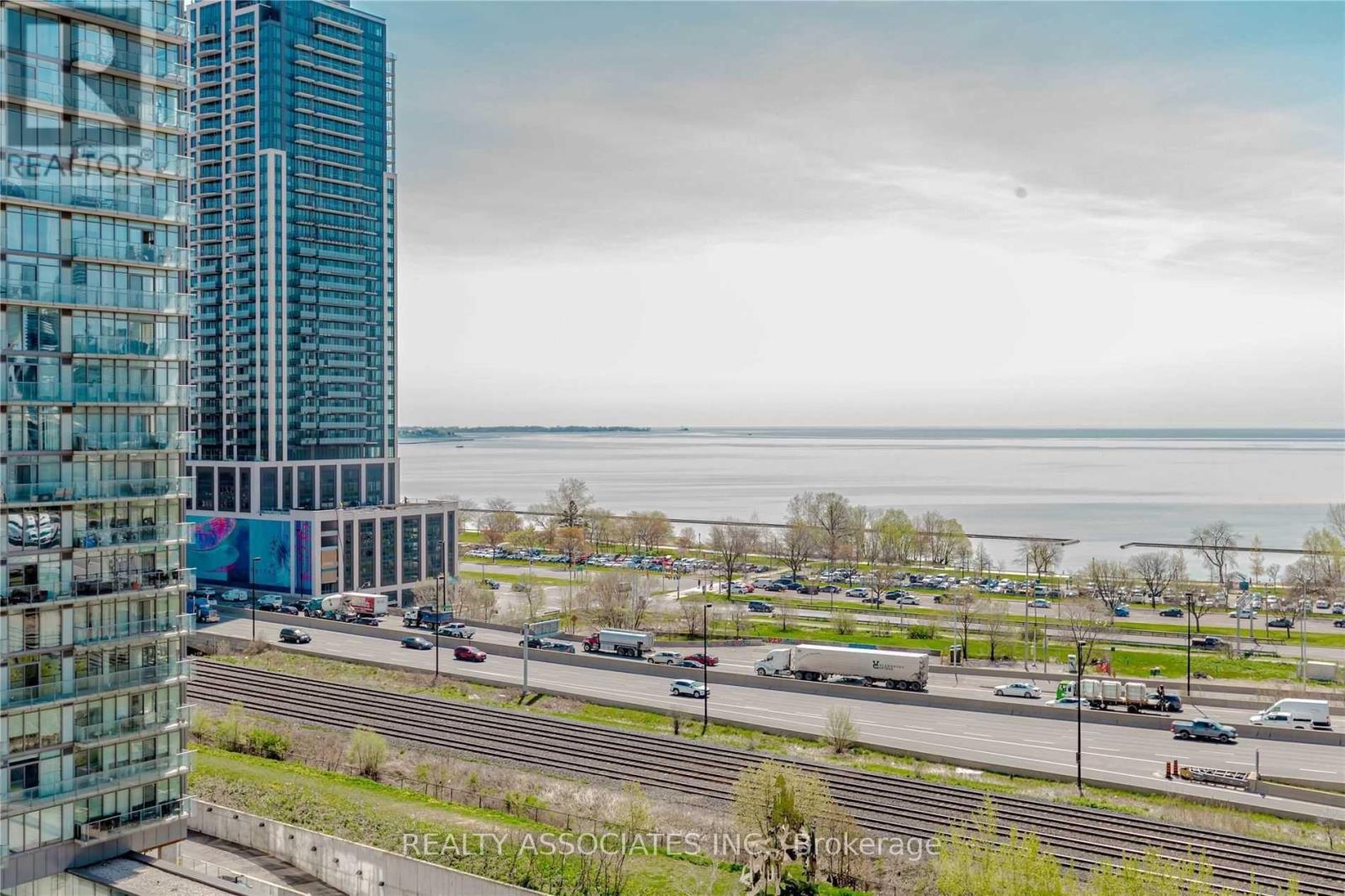 813 - 105 THE QUEENSWAY AVENUE, Toronto, Ontario