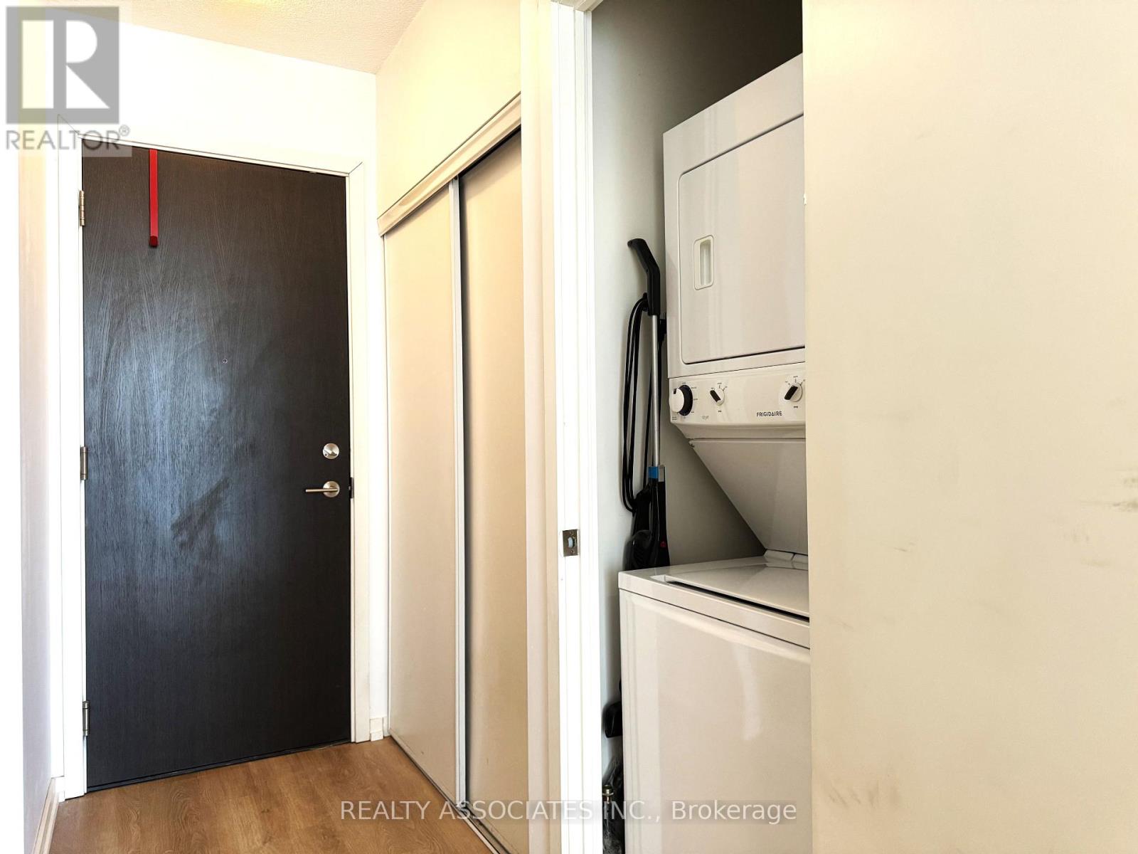 813 - 105 The Queensway Avenue, Toronto, Ontario  M6S 5B5 - Photo 3 - W13037160