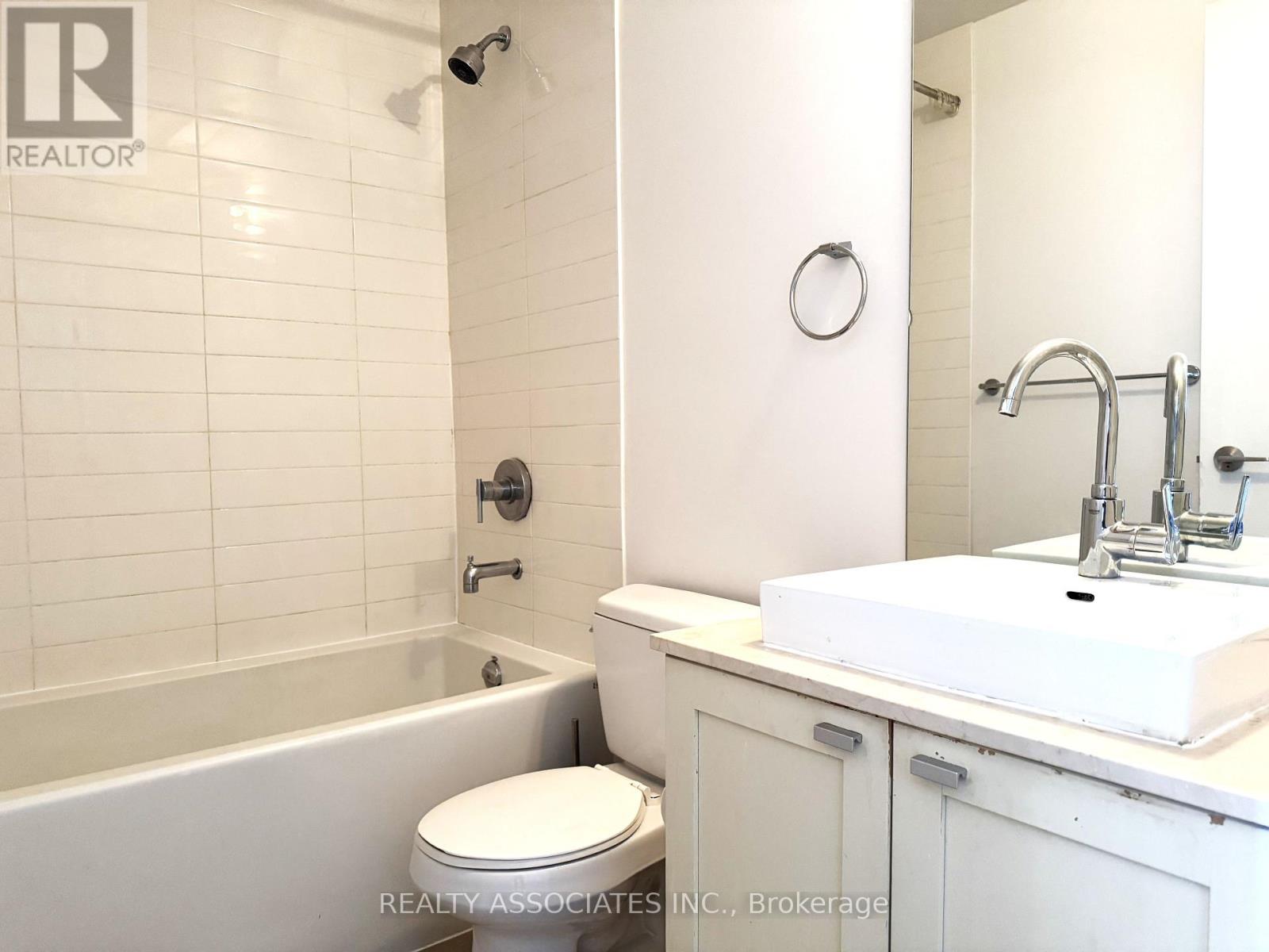 813 - 105 The Queensway Avenue, Toronto, Ontario  M6S 5B5 - Photo 4 - W13037160