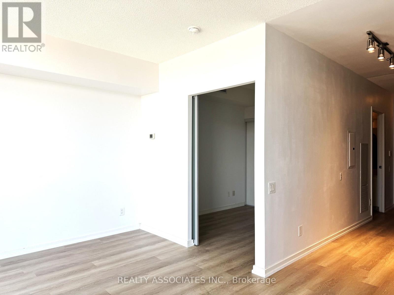 813 - 105 The Queensway Avenue, Toronto, Ontario  M6S 5B5 - Photo 5 - W13037160