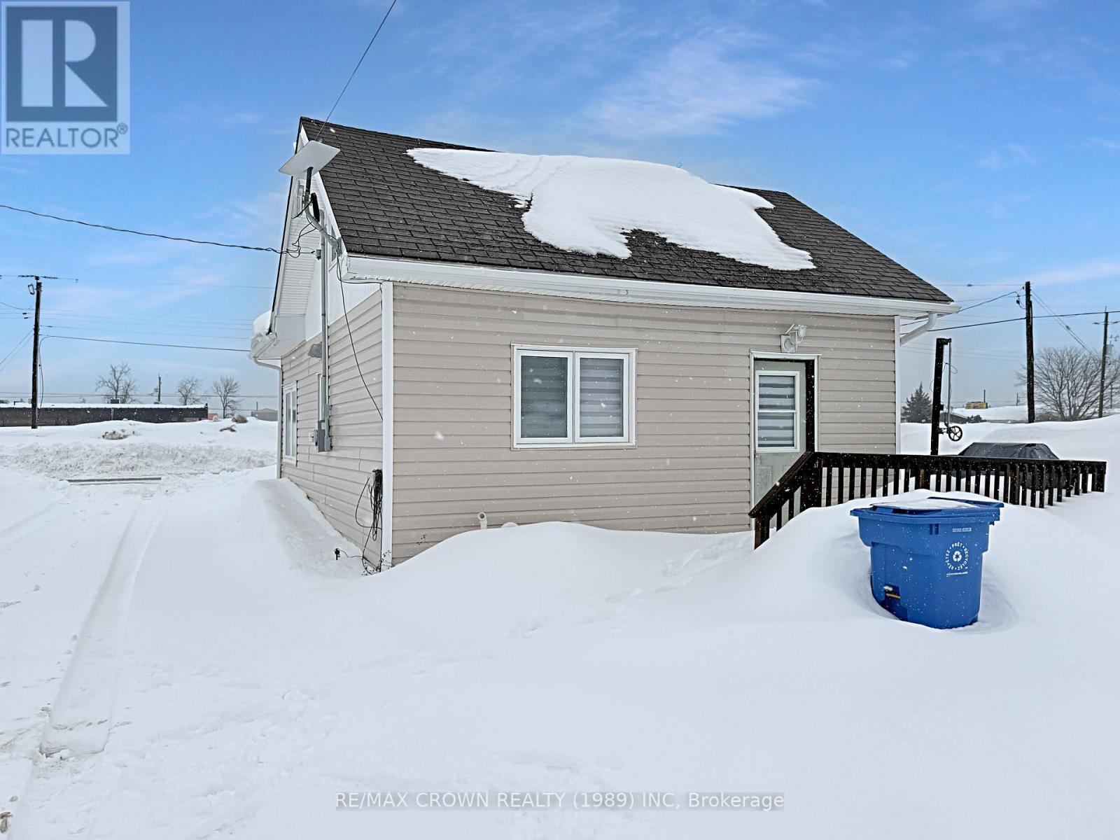 135 Queen Street, Mattice-Val Cote, Ontario  P0L 1T0 - Photo 2 - T13037394
