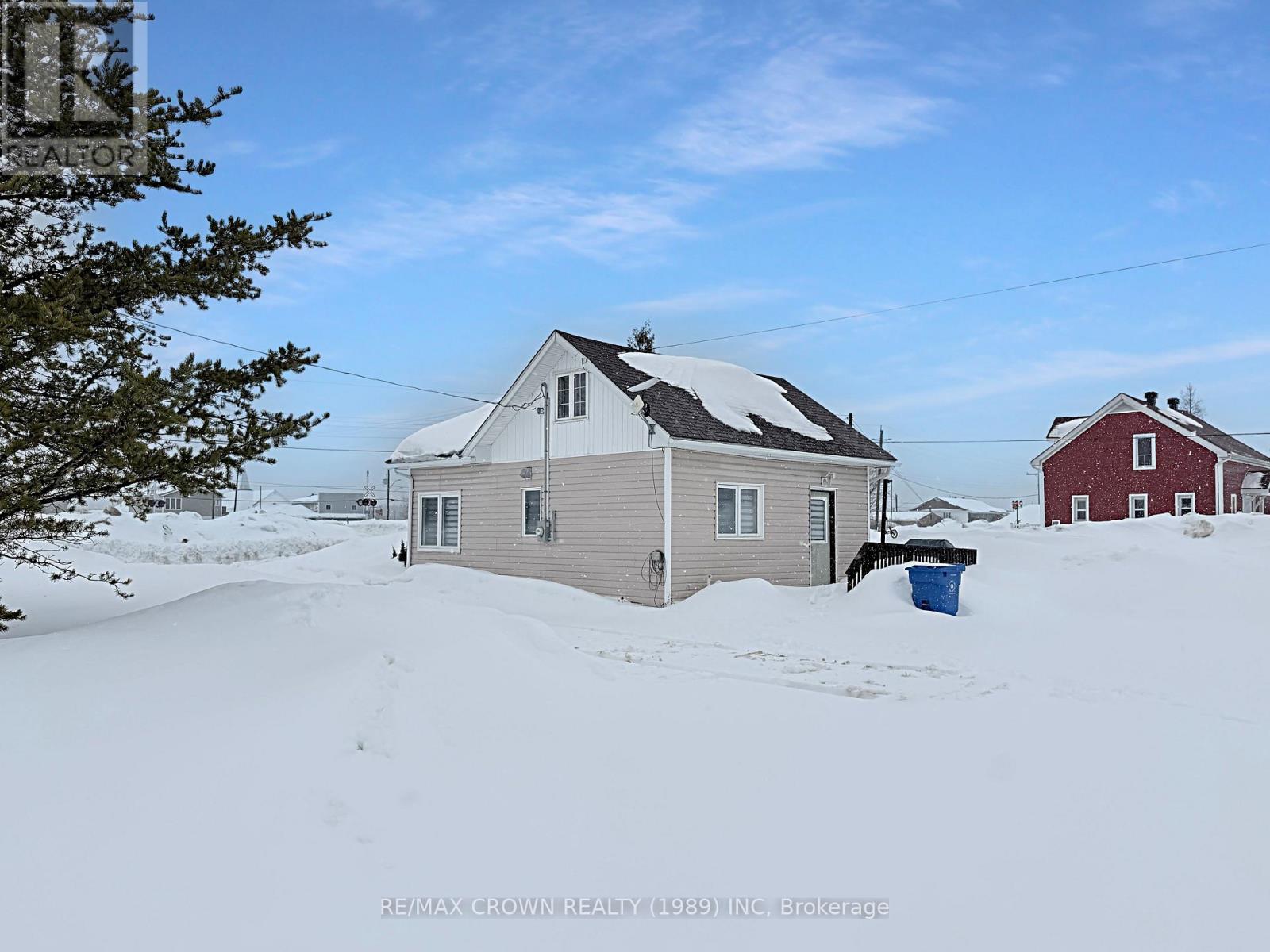 135 Queen Street, Mattice-Val Cote, Ontario  P0L 1T0 - Photo 32 - T13037394