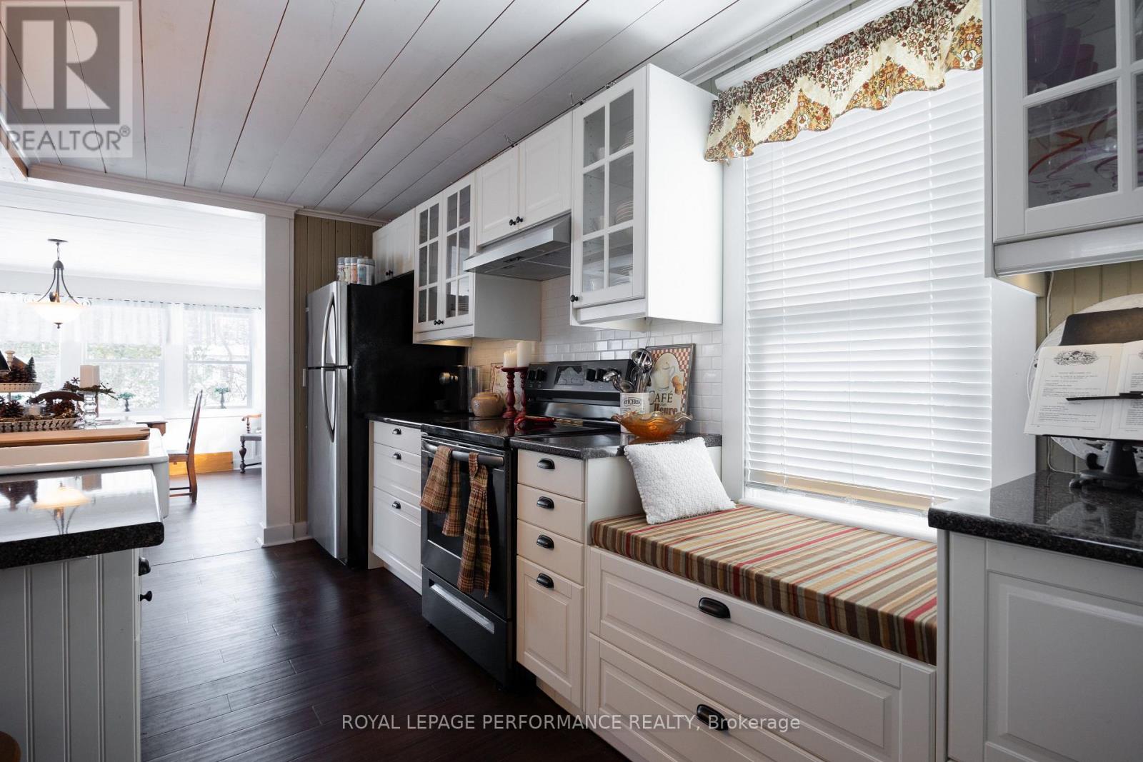 19683 William Street, South Glengarry, Ontario  K0C 2J0 - Photo 10 - X12909464