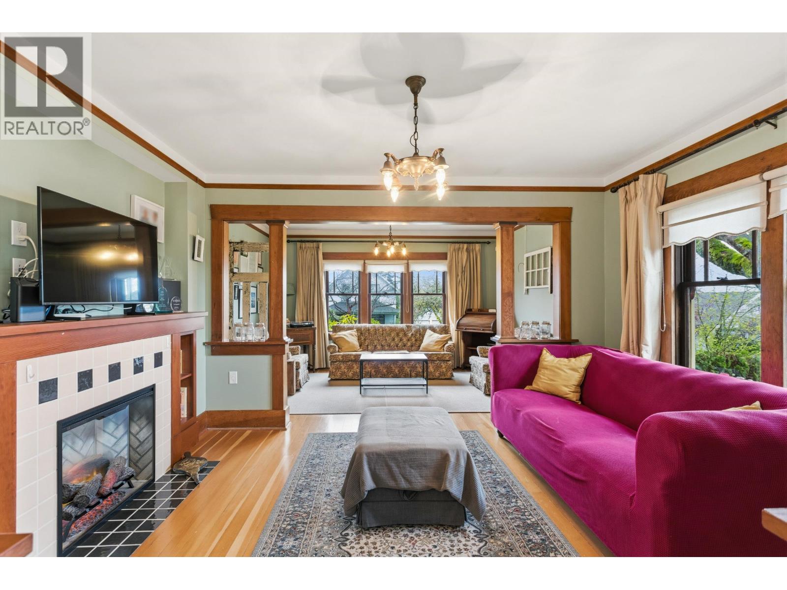 905 Third Avenue, New Westminster, British Columbia  V3M 1P4 - Photo 2 - R3115192