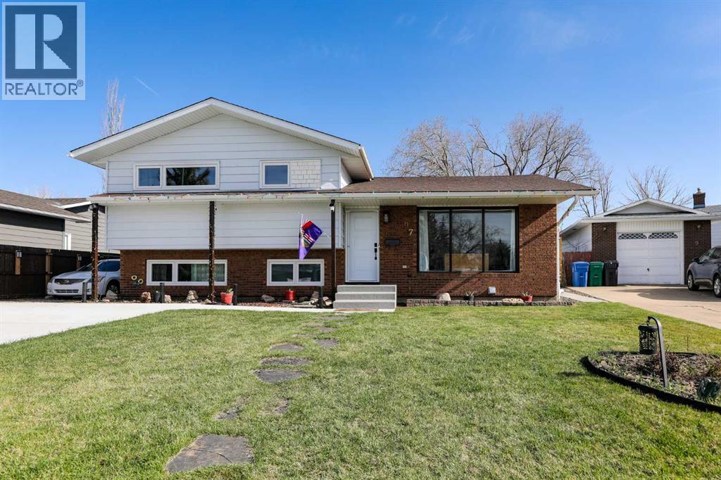 97 Laval Court W, Lethbridge, Alberta  T1K 4G2 - Photo 1 - A2304386