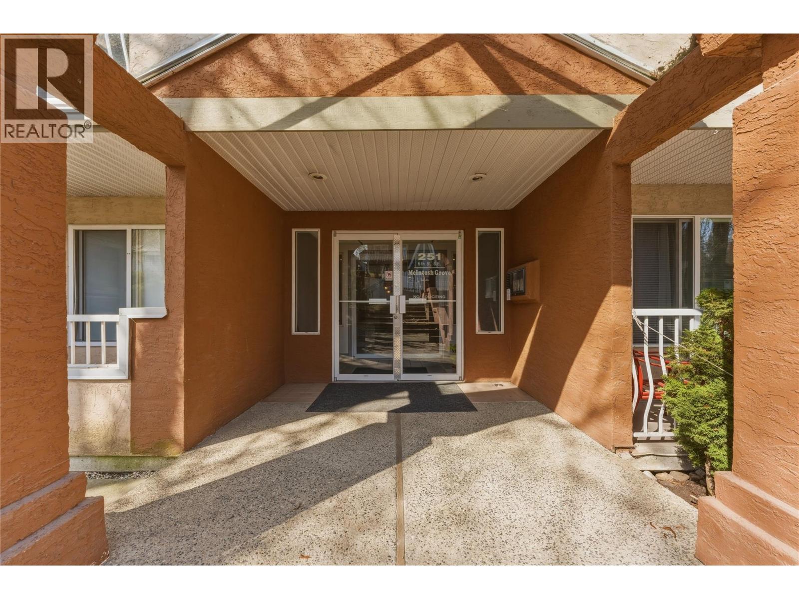 251 6 Street SE Unit# 104, Salmon Arm, British Columbia  V1E 1J9 - Photo 2 - 10382572