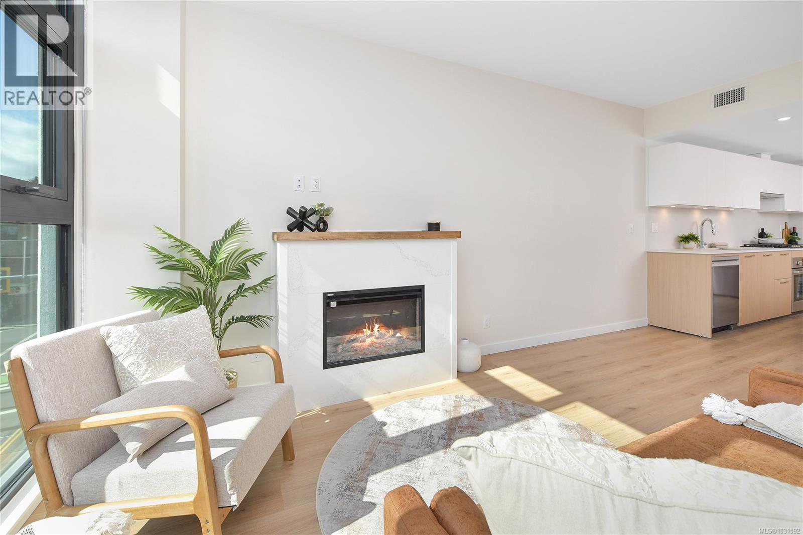 304 899 Esquimalt Ave SW, Esquimalt, British Columbia  V9A 3M5 - Photo 2 - 1031592