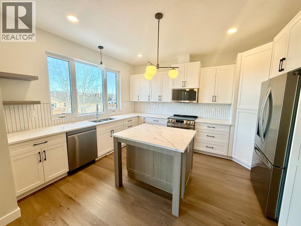 128 Trestle Place, Hinton, Alberta  T7V 0B8 - Photo 4 - A2202875