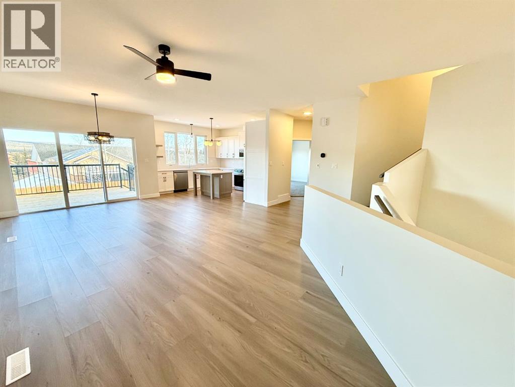 128 Trestle Place, Hinton, Alberta  T7V 0B8 - Photo 3 - A2202875