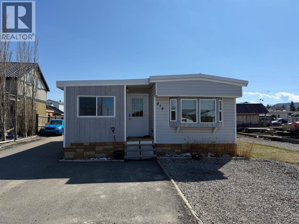 414 1 Street, Lundbreck, Alberta