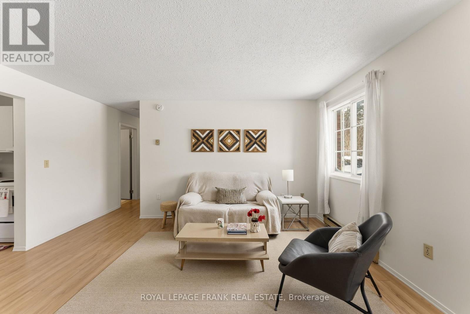 102 - 15 Clifton Street, Kawartha Lakes, Ontario  K0M 1N0 - Photo 7 - X12897834